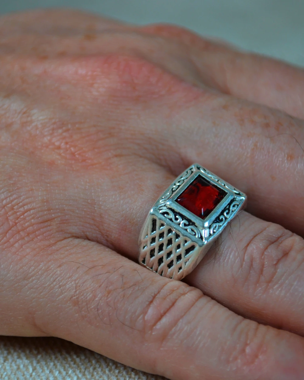 Erkek Motifli Taşlı Metal Yüzük Uzun Ömürlü; Şık Tasarım Siyah/Kahve/Kırmızı(40’lı kutu)