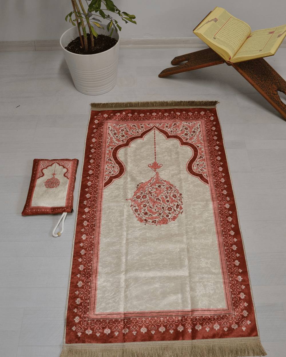 Pratik ve Taşınabilir İpek Dokulu Mihrap Desenli Çantalı Seccade Kiremit
