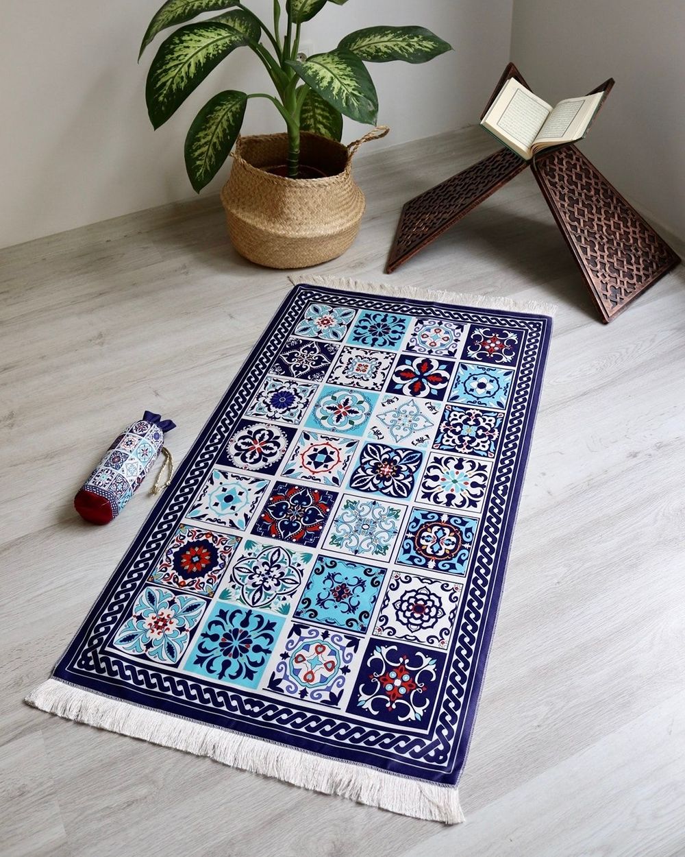 40 Yama Desenli İpek Dokulu Keseli Seccade Lacivert