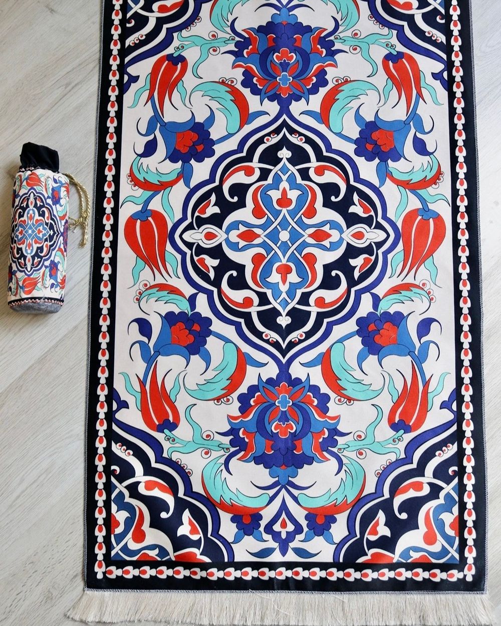 Lale Desenli İpek Dokulu Keseli Seccade Çok Renkli