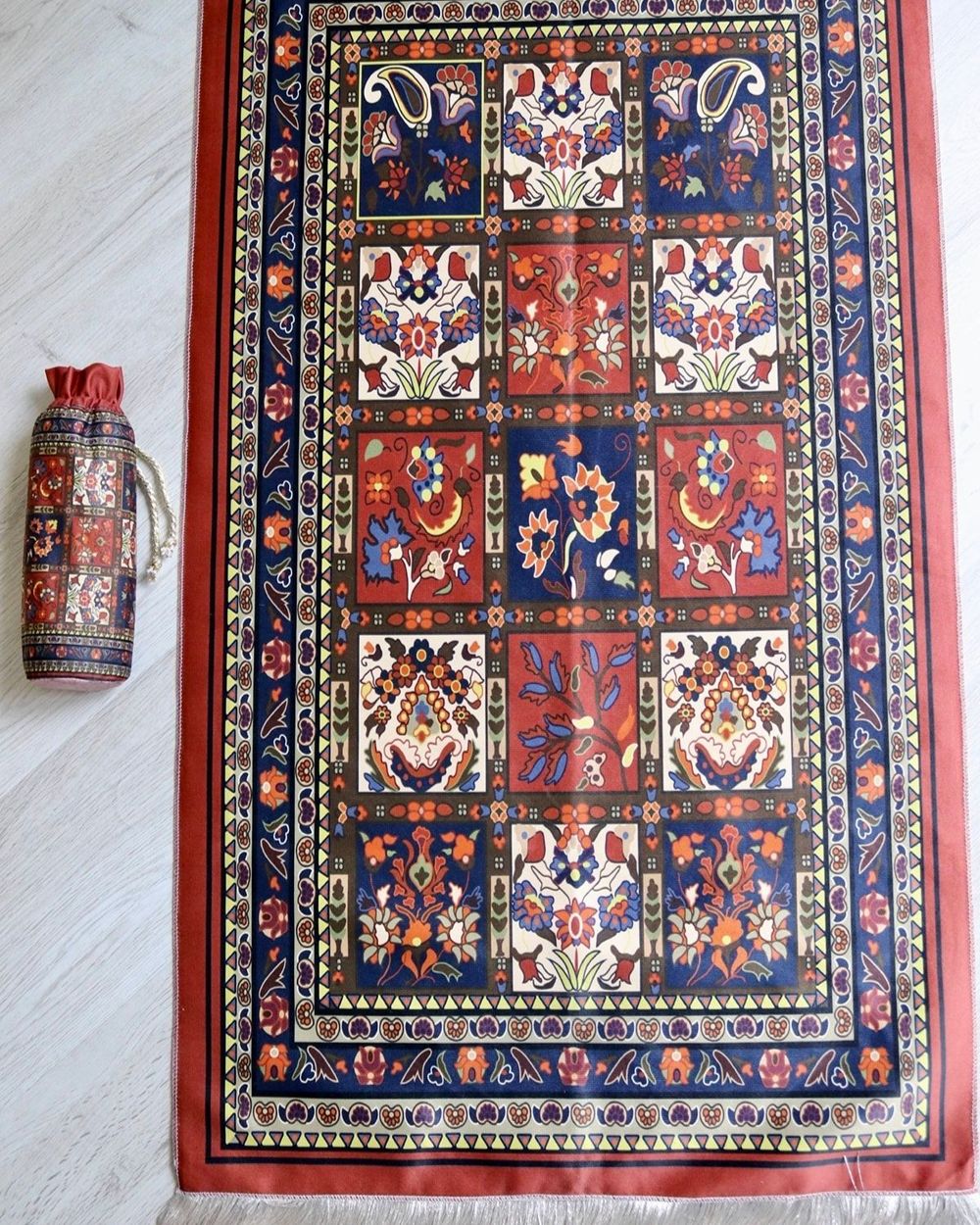 40 Yama Desenli İpek Dokulu Keseli Seccade Kırmızı