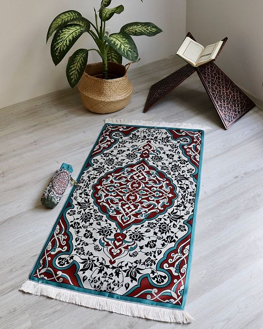 Halı Desenli İpek Dokulu Keseli Seccade Çok Renkli