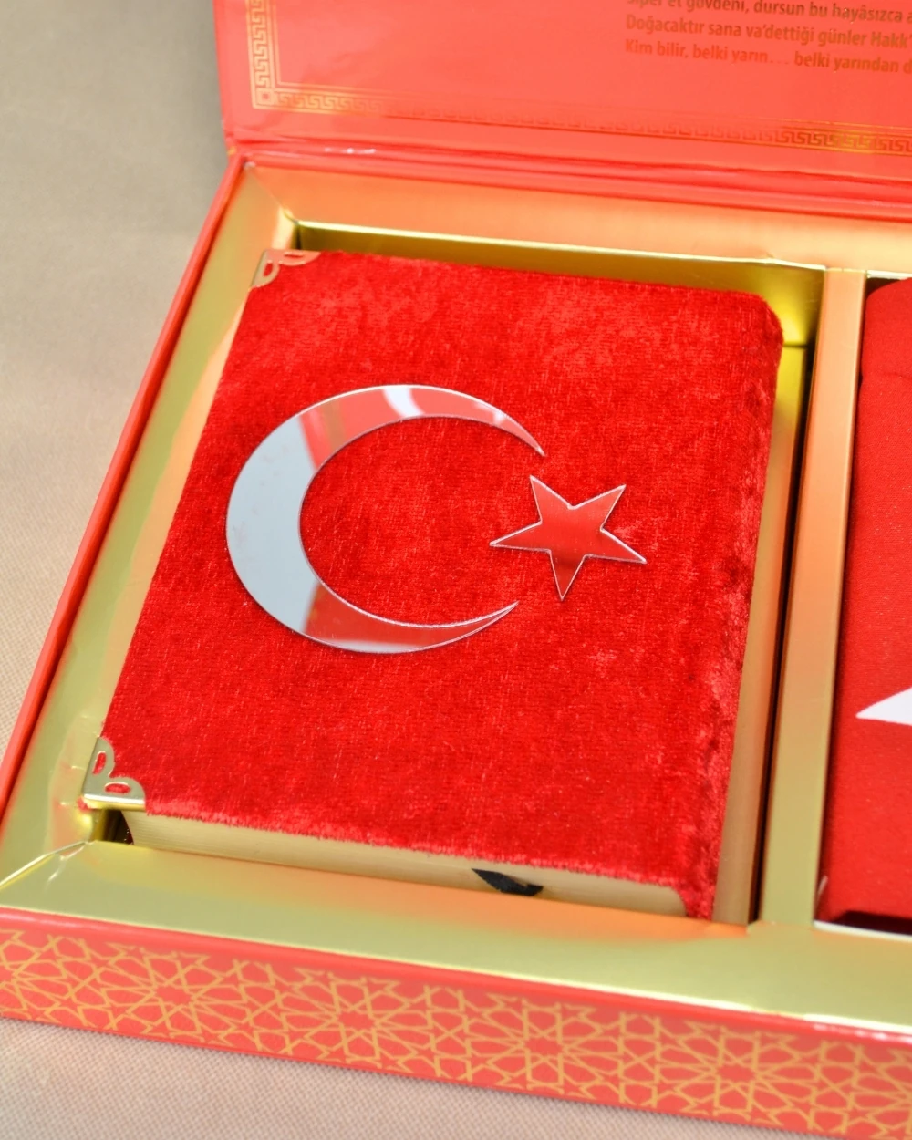 Türk Bayraklı Özel Kutuda Hediyelik Kuran Seti | Kuran-ı Kerim + Türk Bayrağı