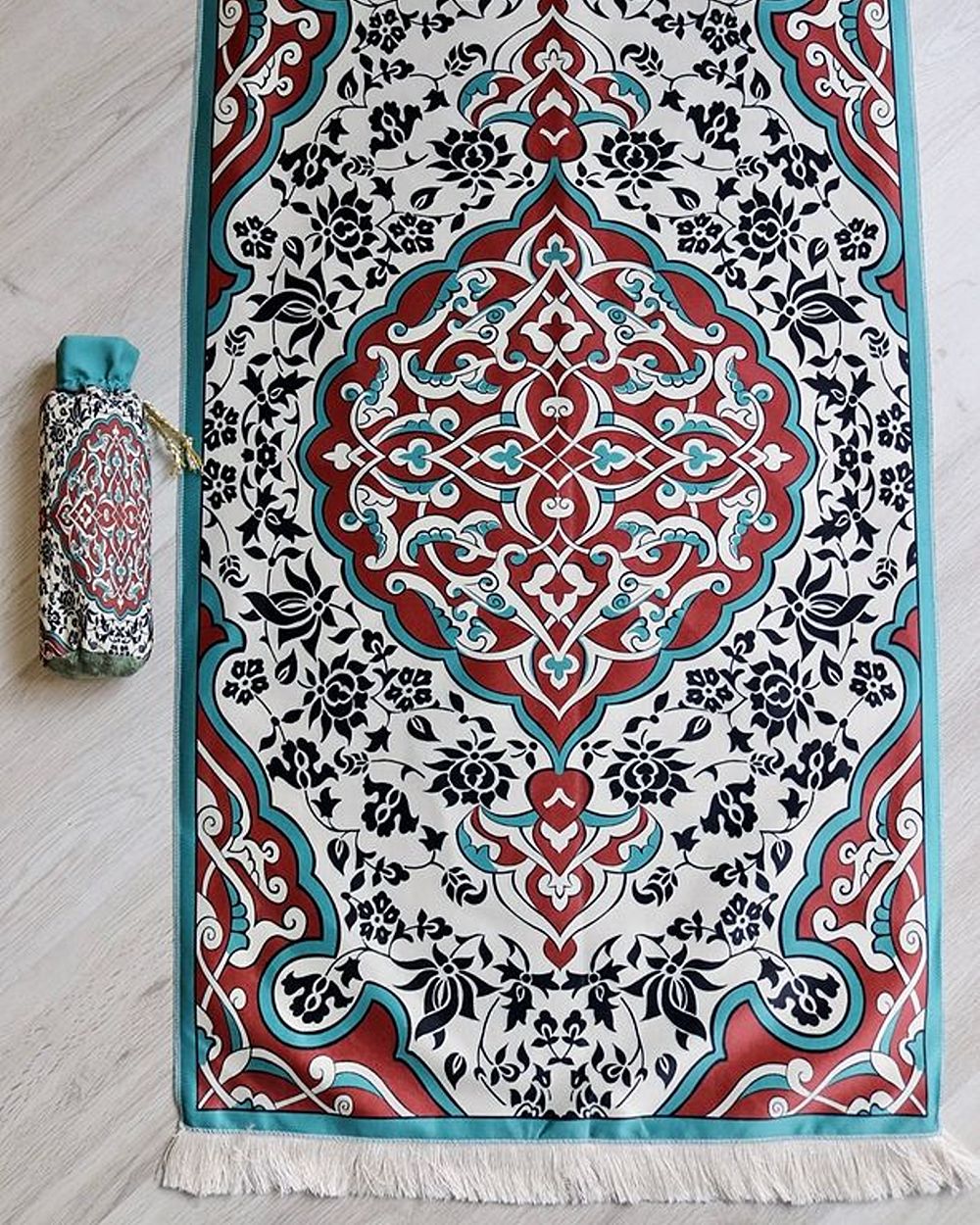 Halı Desenli İpek Dokulu Keseli Seccade Çok Renkli