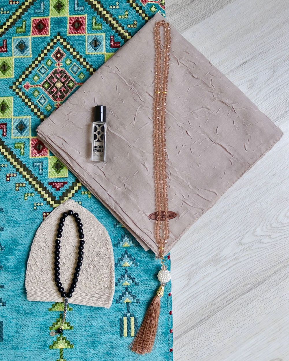 Çeyizlik Hediyelik Seccade Set– Kilim Desenli Astarlı Kadife Seccade, Eşarp, Kristal Tesbih, Erkek Tesbihi, Takke ve Esans Özel Kutulu