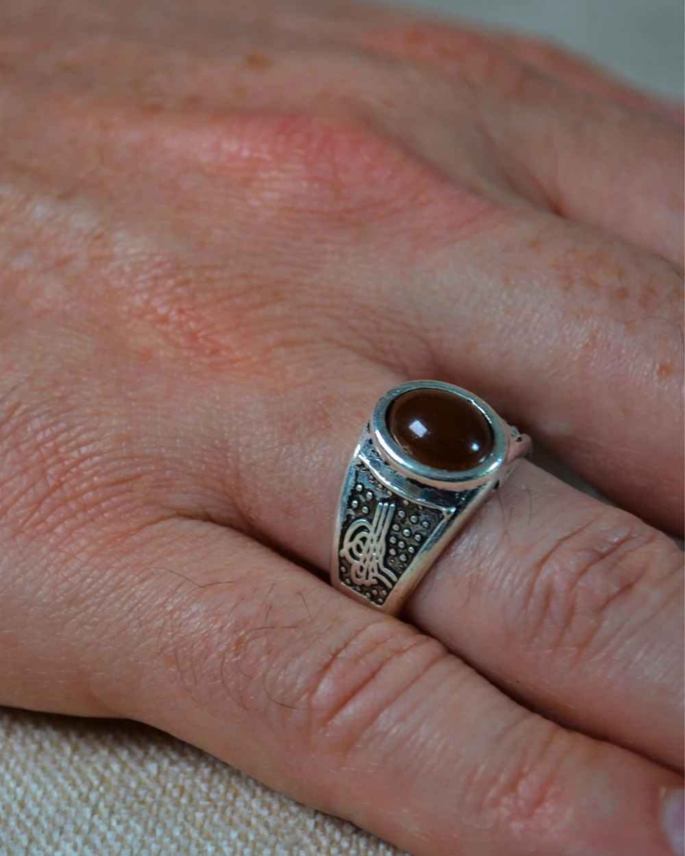 Erkek Motifli Taşlı Metal Yüzük Uzun Ömürlü; Şık Tasarım Kahve/Siyah/Kırmızı (40'lı kutu)