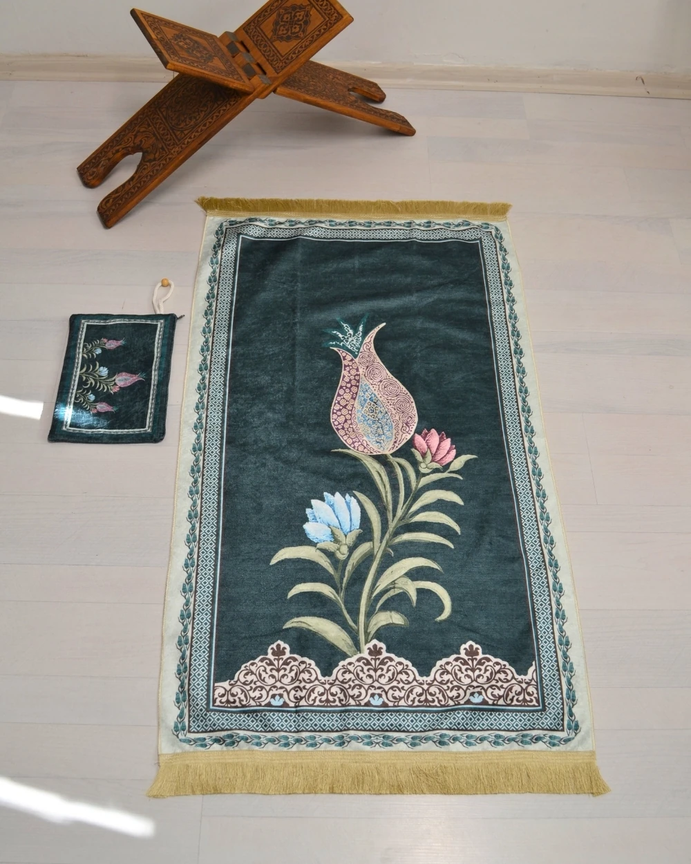 Pratik ve Taşınabilir İpek Dokulu Çantalı Seccade Lale Desenli Yeşil Fermuarlı