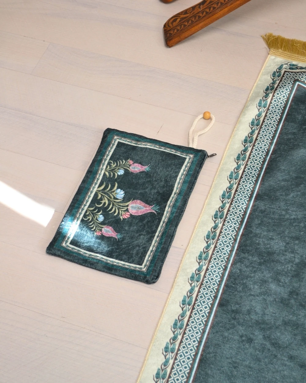 Pratik ve Taşınabilir İpek Dokulu Çantalı Seccade Lale Desenli Yeşil Fermuarlı