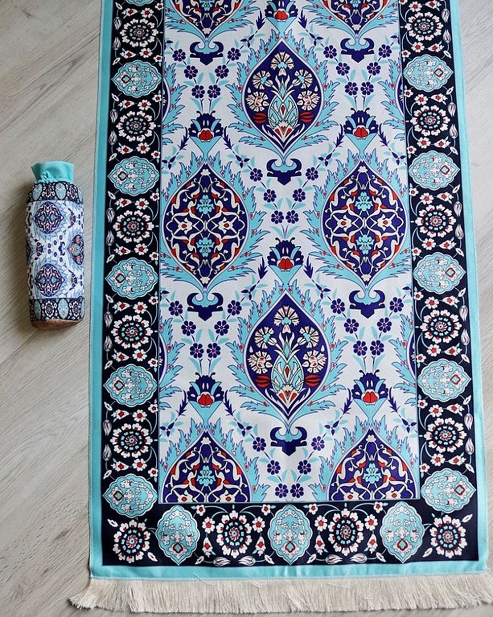 Çini Desenli İpek Dokulu Keseli Seccade Açık Mavi