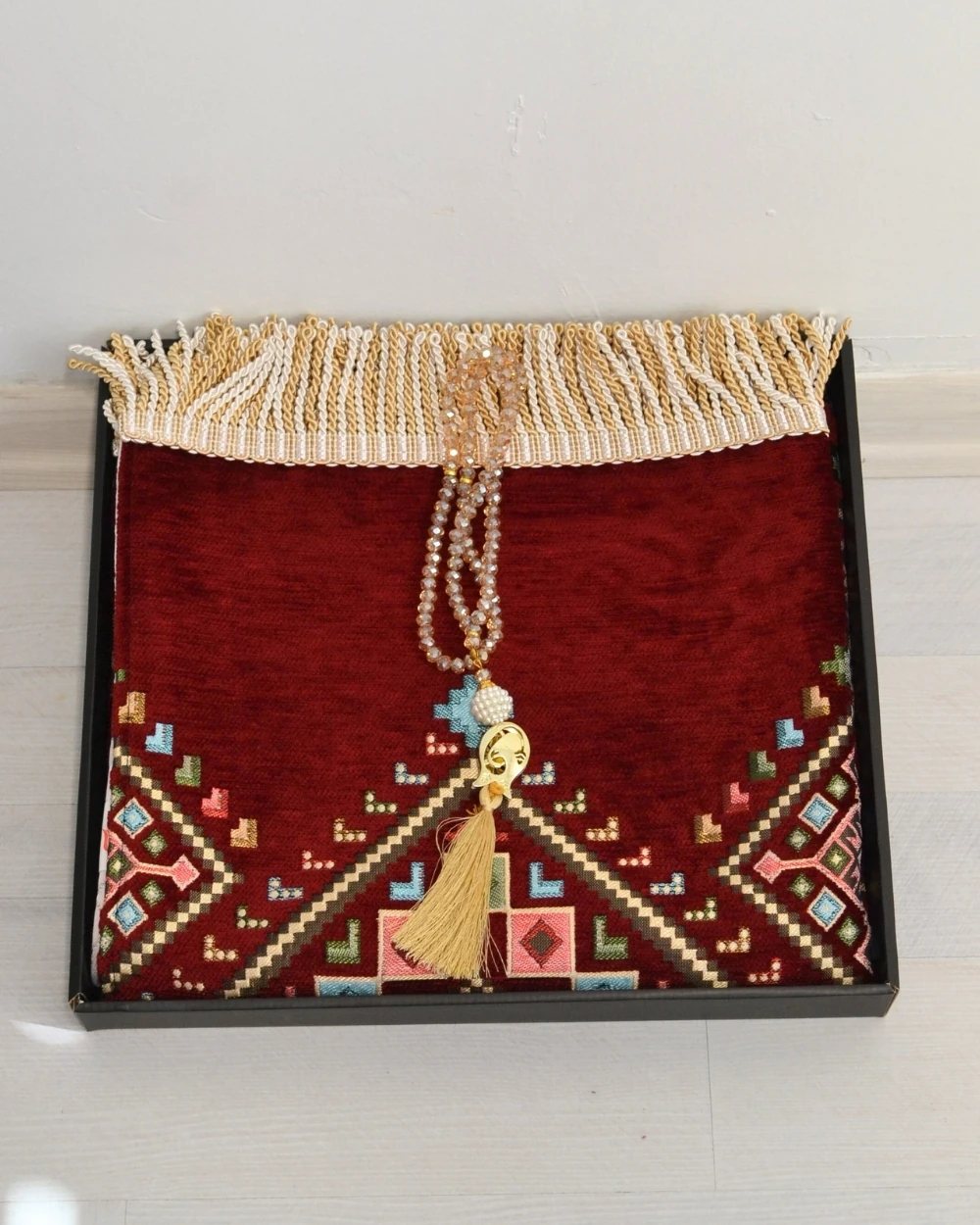 Hediyelik Seccade Tesbih Seti – Kilim Desenli Kadife Astarlı Seccade, Kristal Tesbih ve Özel Kutulu Lüks Hediye Seti