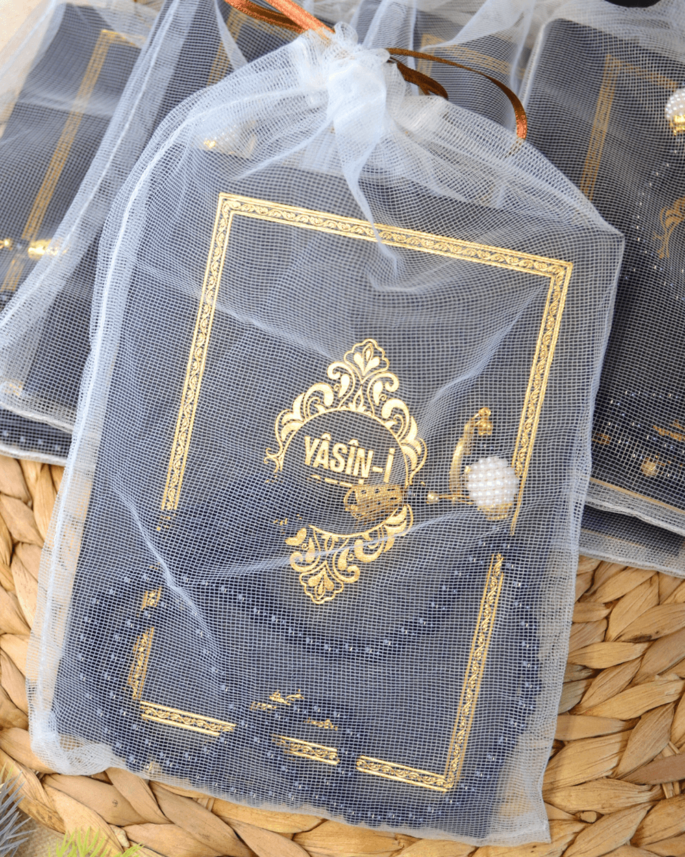 Tül Keseli İnci Tesbihli Yasin Kitabı Çanta Boy Termo Deri Kaplı Siyah 5 Adet – Arapça; Türkçe Okunuşlu ve Mealli – 128 Sayfa | Hac Umre ve Mevlit Hediyeliği