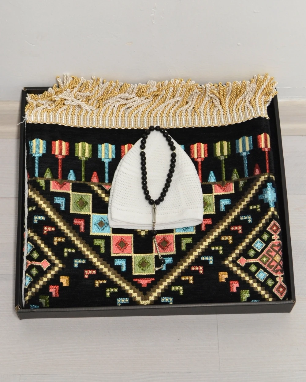 Erkekler için Seccade Takke Tesbih Hediyelik Seti –Kilim Desenli Kadife Astarlı Seccade, 33’lü Erkek Tesbihi, Takke ve Özel Kutu