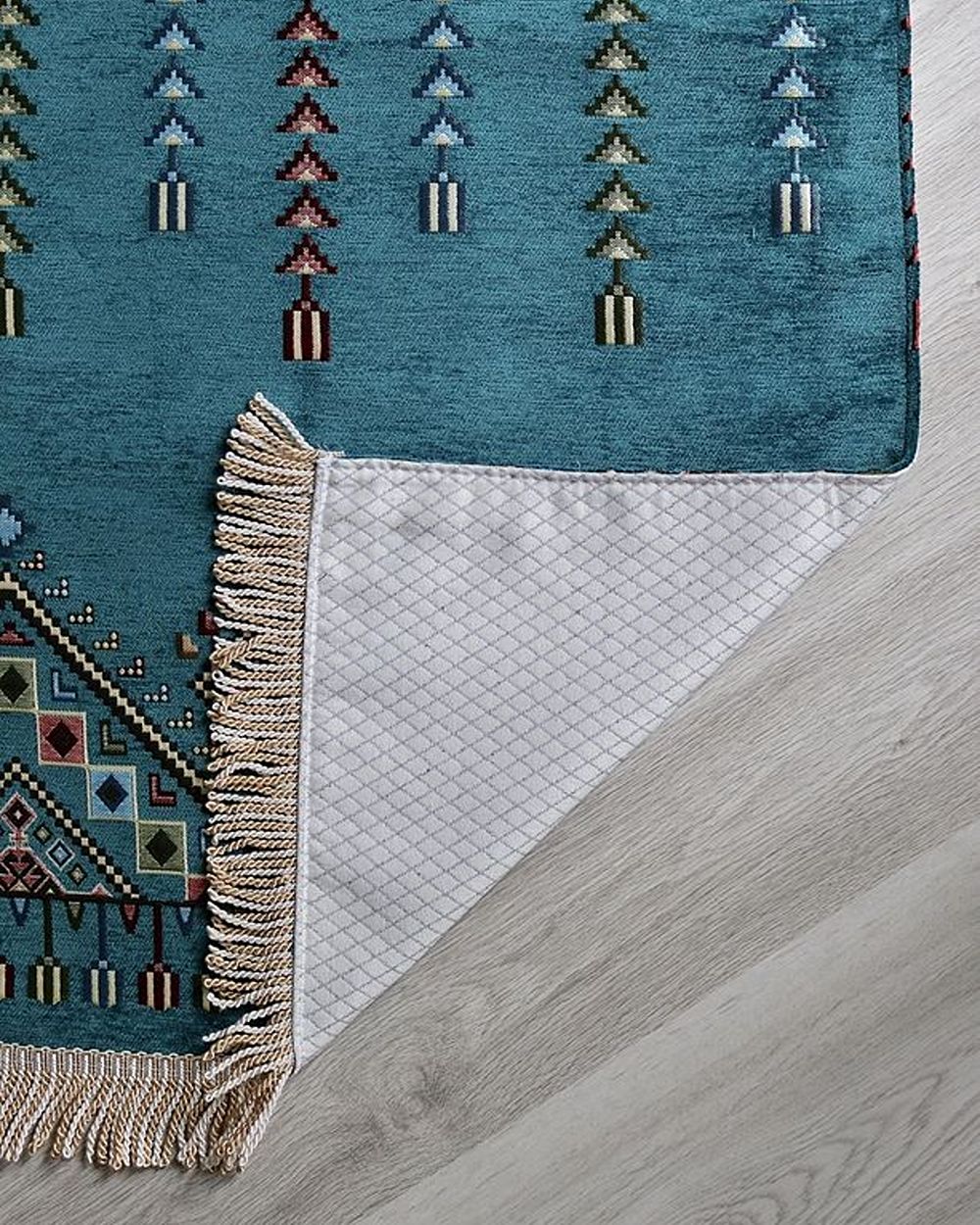 Çeyizlik Hediyelik Seccade Set– Kilim Desenli Astarlı Kadife Seccade, Eşarp, Kristal Tesbih, Erkek Tesbihi, Takke ve Esans Özel Kutulu