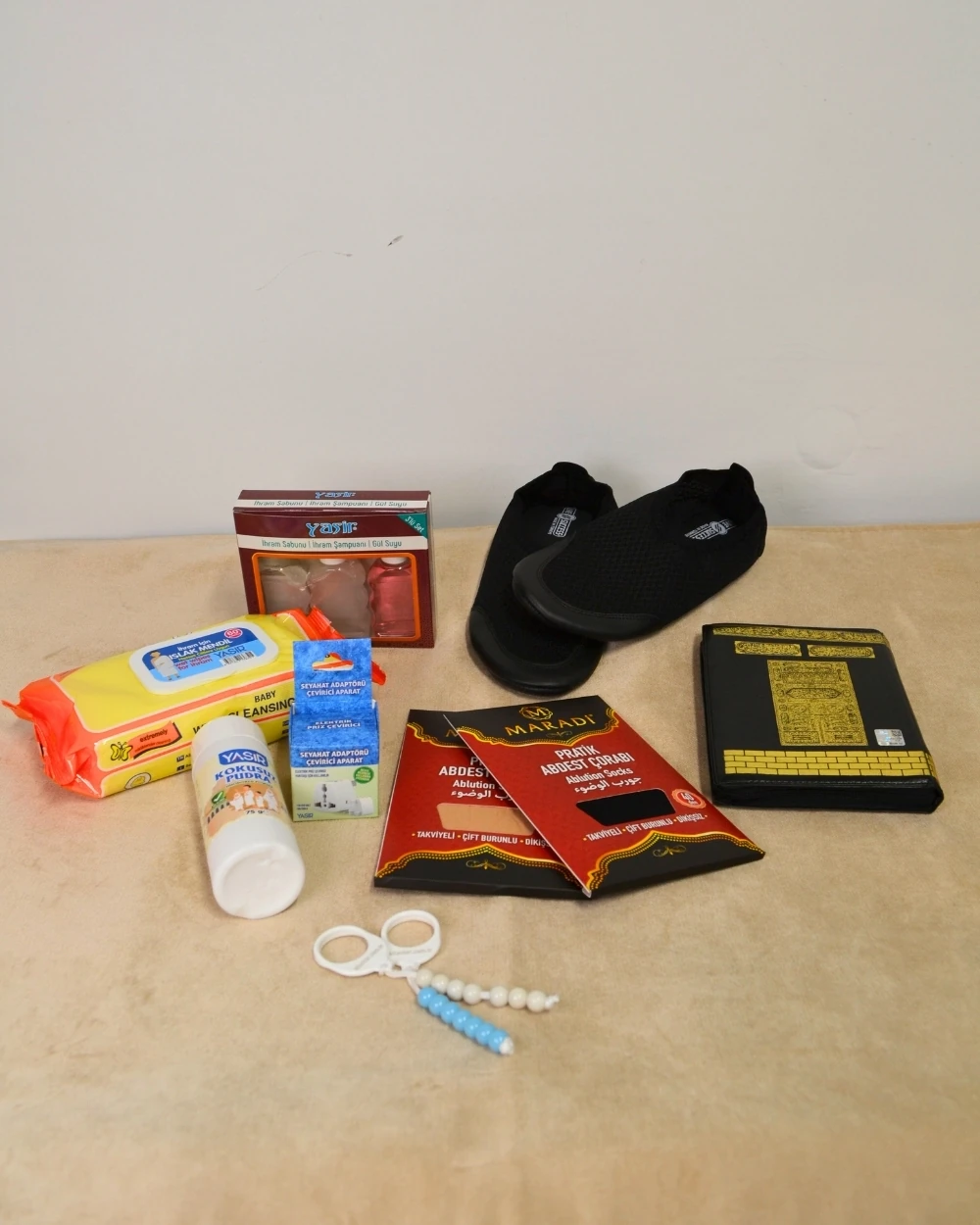 Umre Seti Model 3 – Kuran, Abdest Çorabı, Tavaf Patiği, Islak Mendil, Pudra, Priz Dönüştürücü, Tavaf Tesbihi | Hac Umre Seti