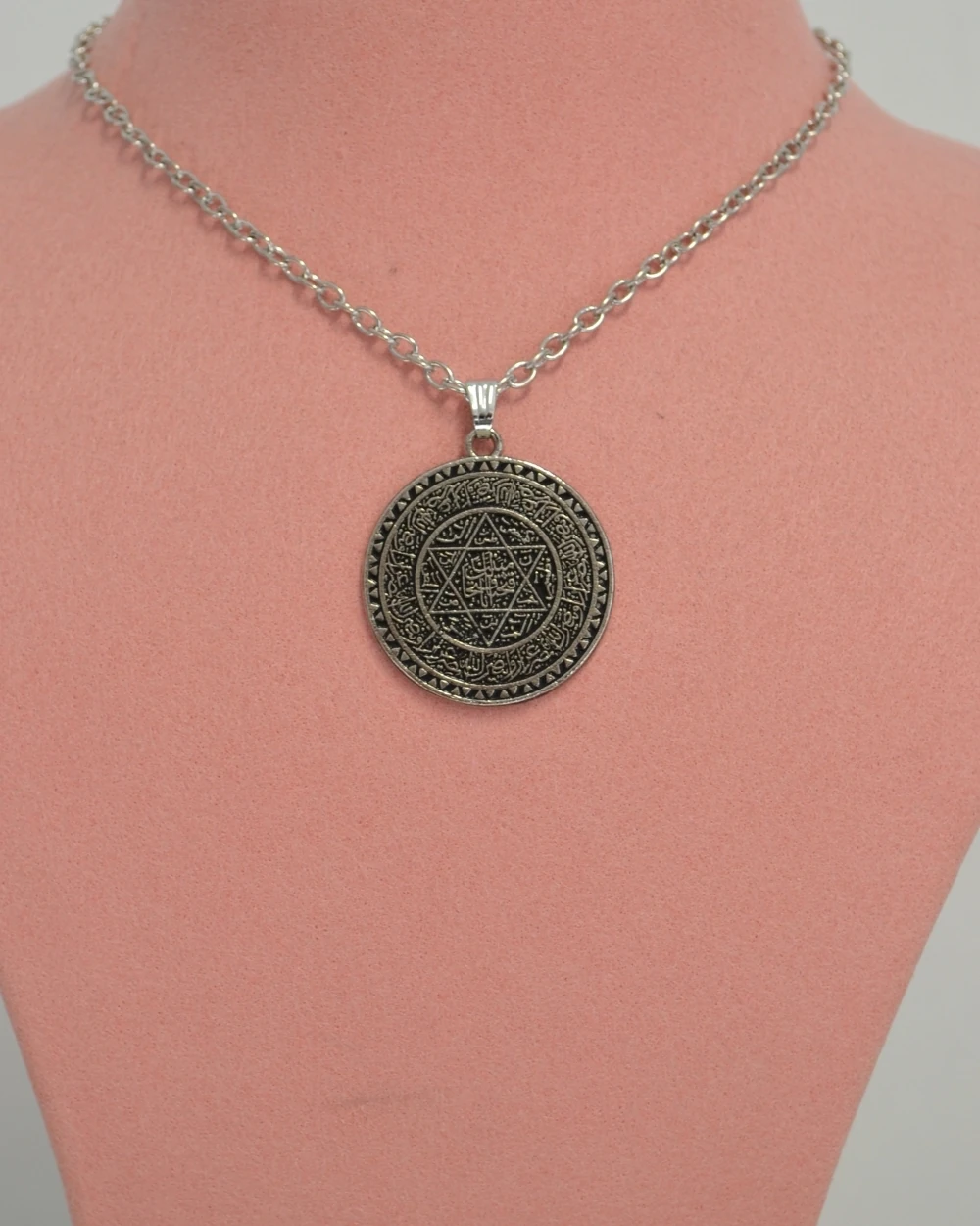 Hz. Süleyman Mührü Kolye – Yuvarlak Metal Kolye Ucu, Metal Zincirli Manevi Koruma Kolyesi