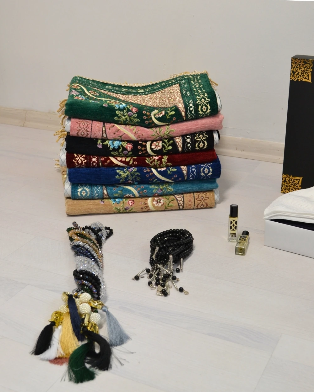 Hediyelik Astarlı Seccade Seti 20 Kişilik – Astarlı Seccade, Bambu Eşarp, Kristal Tesbih, Erkek Tesbihi, Takke ve Esanslı Özel Kutulu