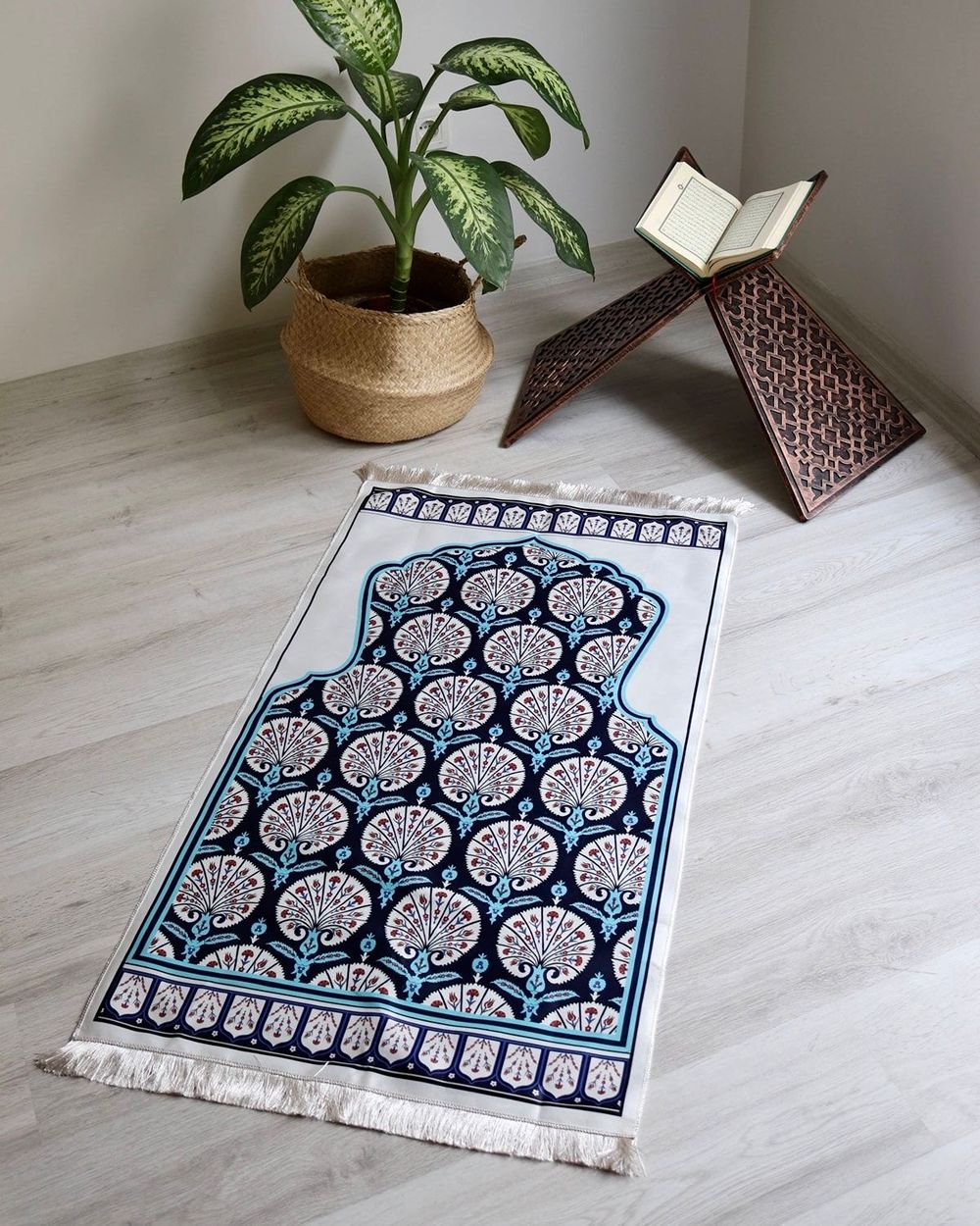 Lale Desenli İpek Dokulu Keseli Seccade Mavi Renk