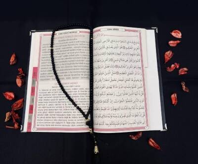 Tül Keseli İnci Tesbihli İsim Baskılı Ciltli Yasin Kitabı Kırmızı Renk