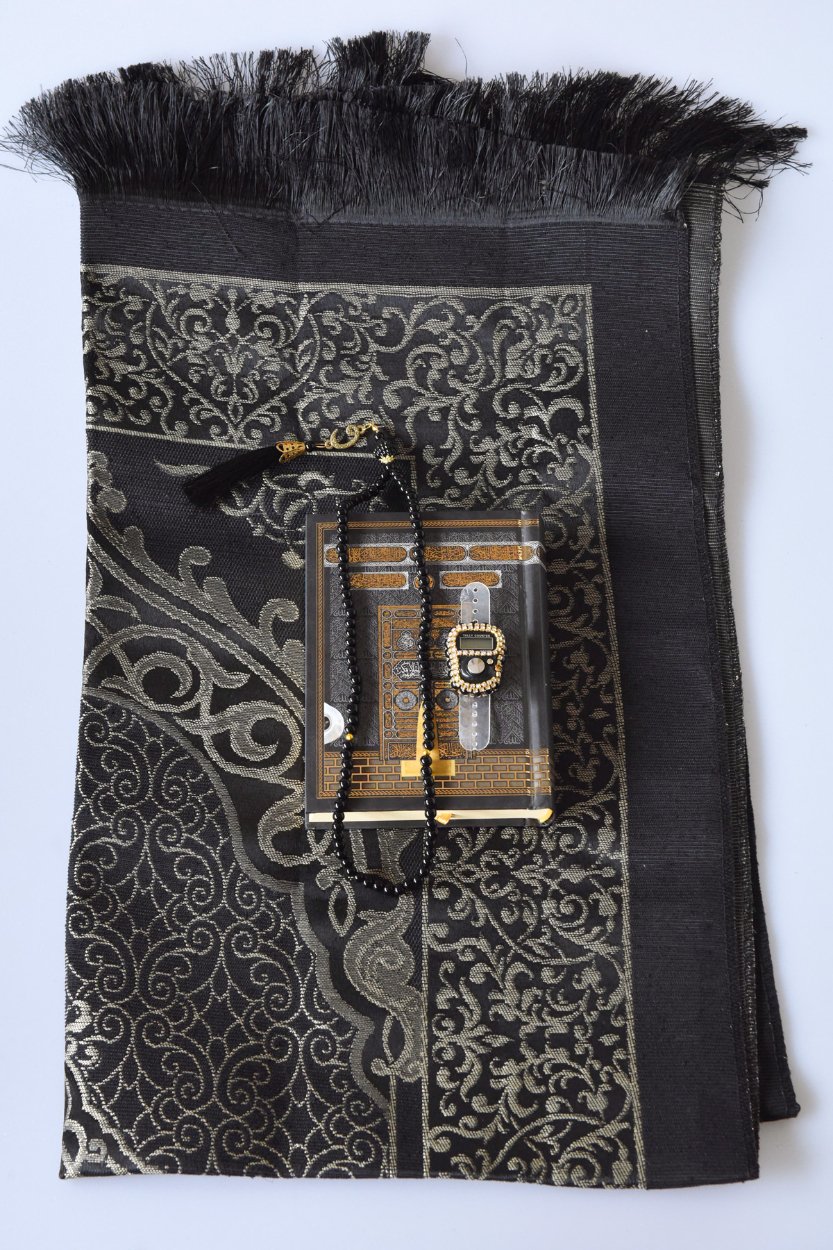 Kabe Desenli Kuranı Kerim-Seccade-Zikirmatik- Tesbih Hac & Umre Hediyelik Seti – Siyah (5 Parça Manevi Set)
