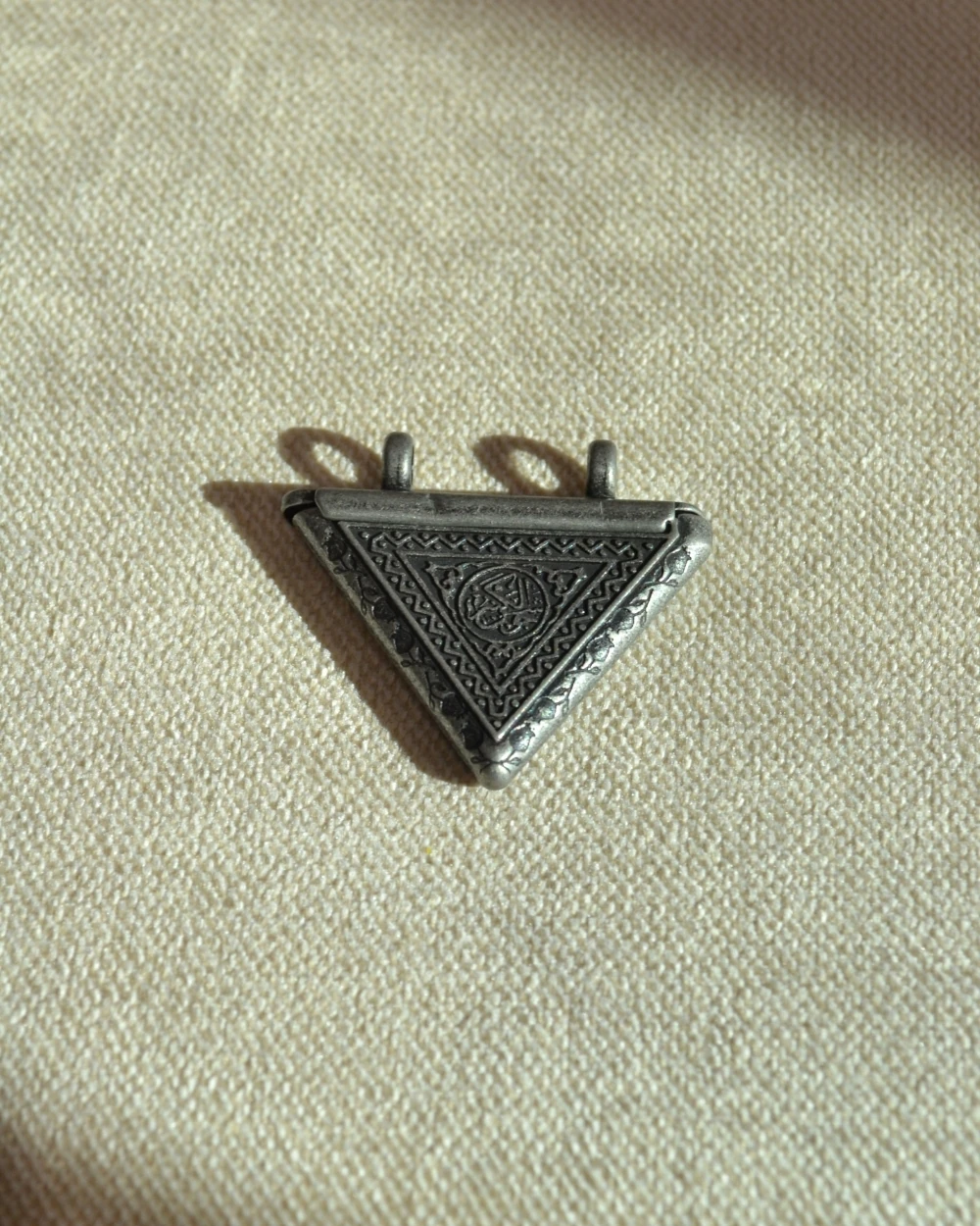 Sürgülü Cevşen Kolye Ucu – Zincirsiz Metal Dua Kolye Ucu, Silinmez Yazılı Manevi Aksesuar