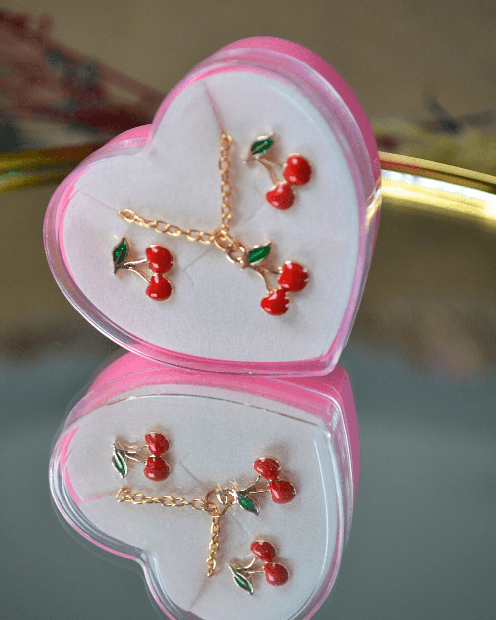 Kız Çocuk Kolye ve Küpe Seti 1 Adet – Kalpli Plastik Kutuda (Karışık Desen)