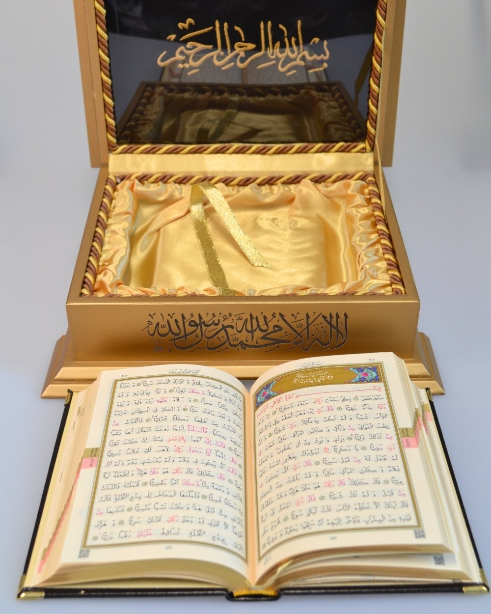 Ahşap Kutulu Nakış İşlemeli Besmele-i Şerifli Kuran-ı Kerim Seti (Çanta Boy)