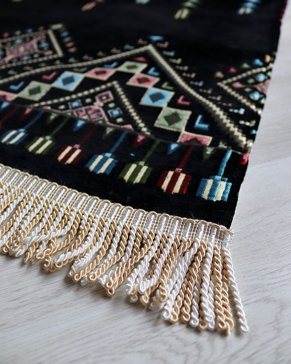 Erkekler için Seccade Takke Tesbih Hediyelik Seti –Kilim Desenli Kadife Astarlı Seccade, 33’lü Erkek Tesbihi, Takke ve Özel Kutu