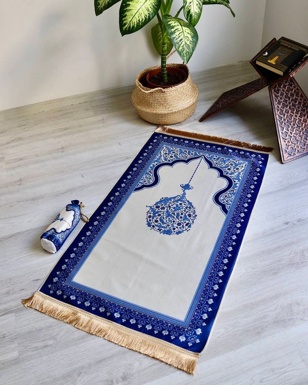 Mihrap Desenli İpek Dokulu Keseli Seccade Lacivert Renk