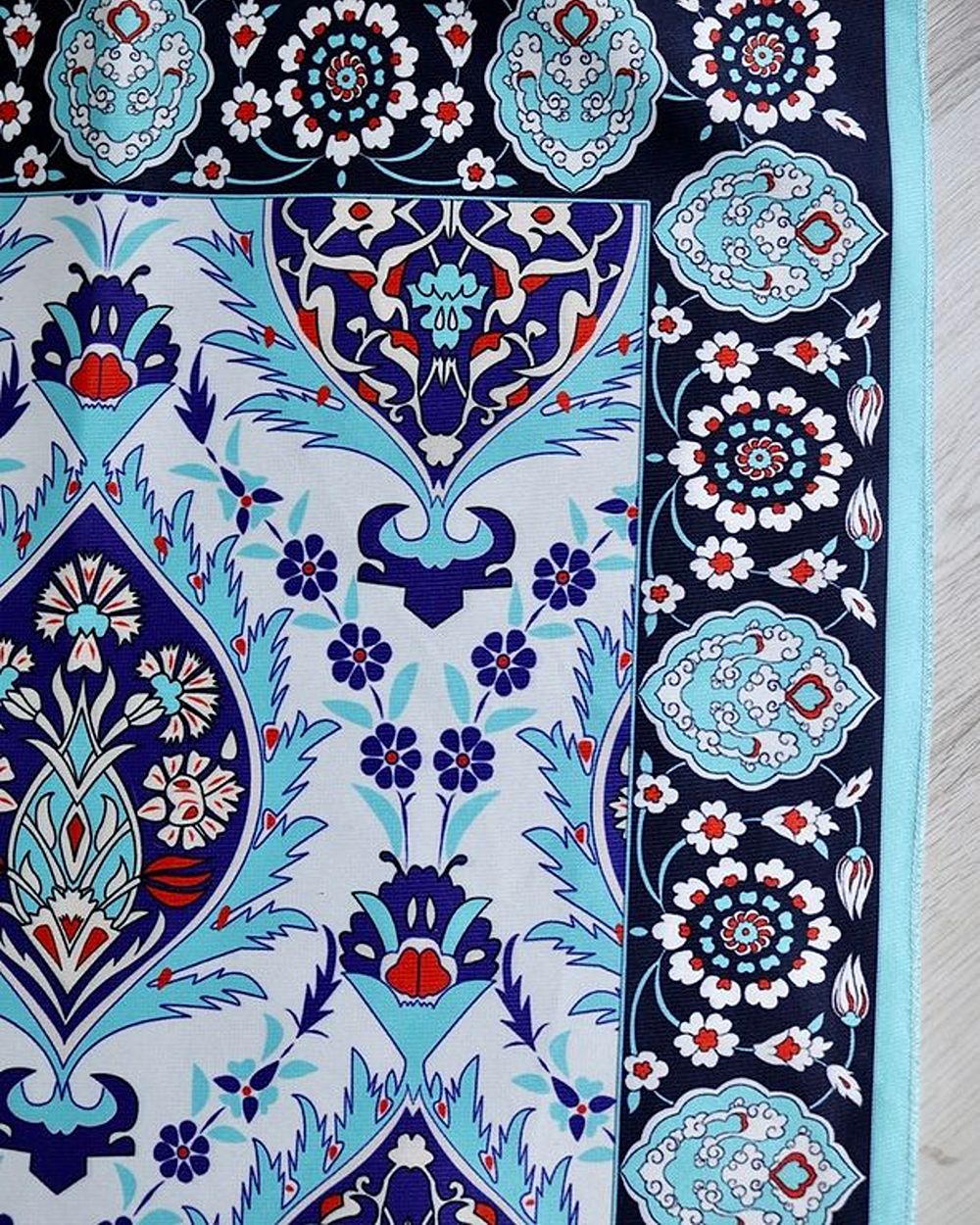 Çini Desenli İpek Dokulu Keseli Seccade Açık Mavi