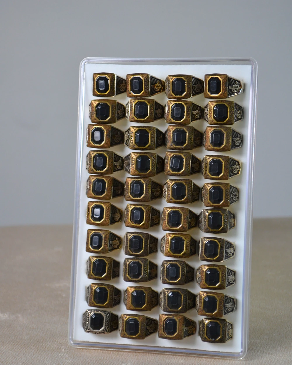 Erkek Tuğra Motifli Taşlı Metal Yüzük Uzun Ömürlü; Şık Tasarım (40’lı kutu)