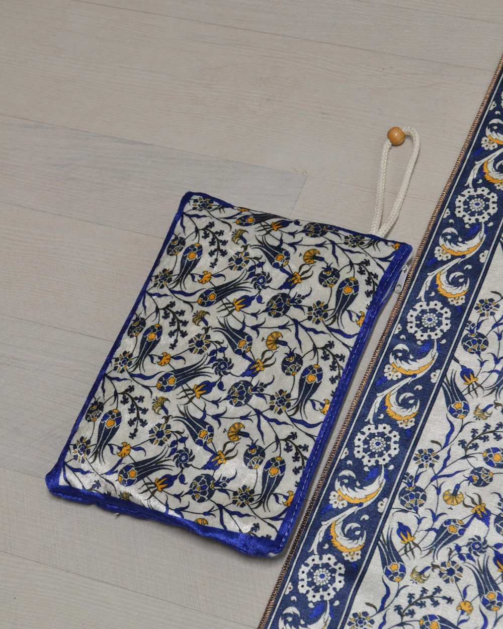 Pratik ve Taşınabilir İpek Dokulu Çantalı Seccade-L012