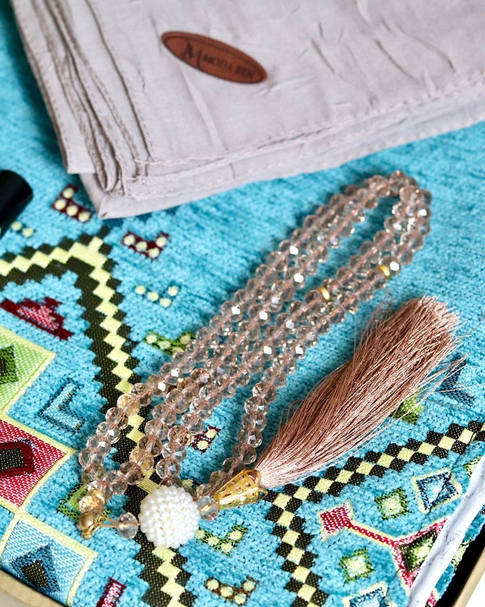 Çeyizlik Hediyelik Seccade Set– Kilim Desenli Astarlı Kadife Seccade, Eşarp, Kristal Tesbih, Erkek Tesbihi, Takke ve Esans Özel Kutulu