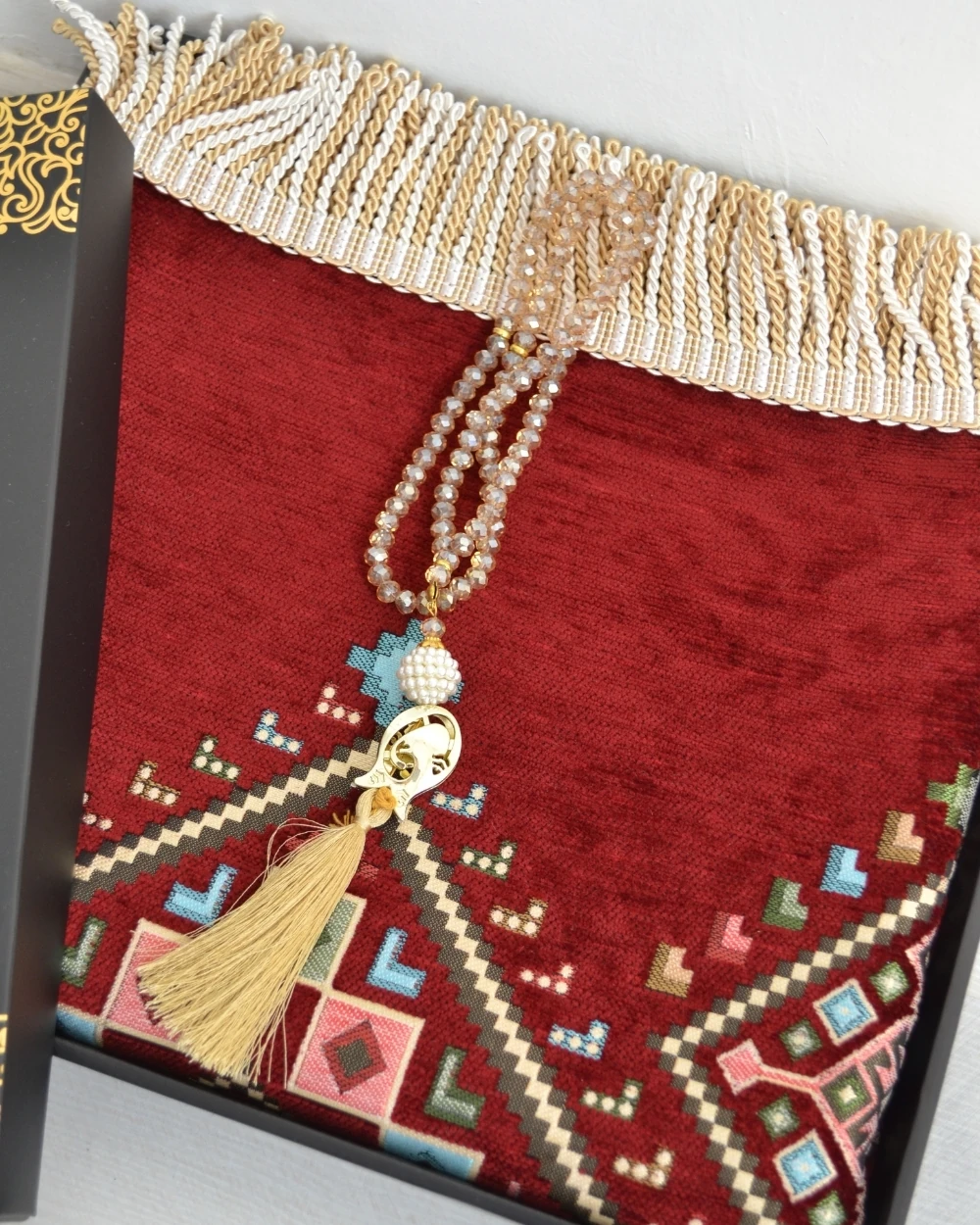 Hediyelik Seccade Tesbih Seti – Kilim Desenli Kadife Astarlı Seccade, Kristal Tesbih ve Özel Kutulu Lüks Hediye Seti