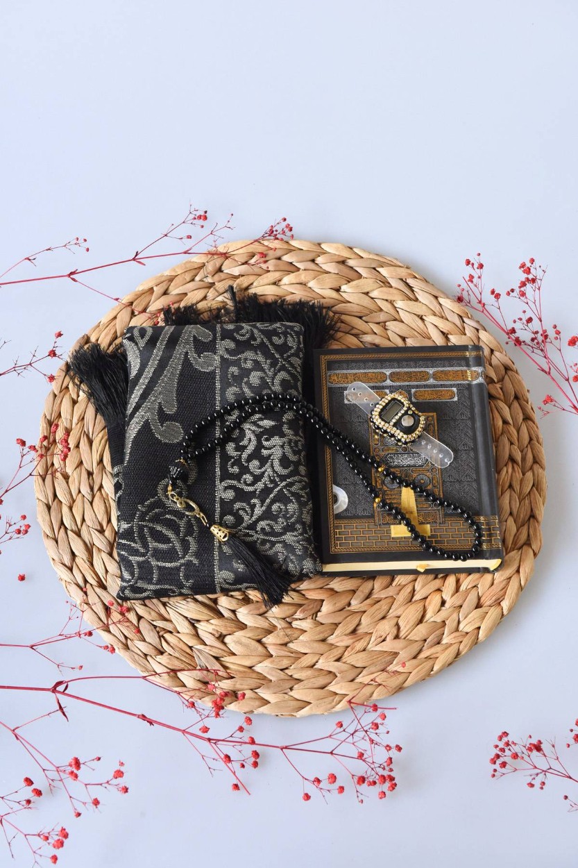 Kabe Desenli Kuranı Kerim-Seccade-Zikirmatik- Tesbih Hac & Umre Hediyelik Seti – Siyah (5 Parça Manevi Set)