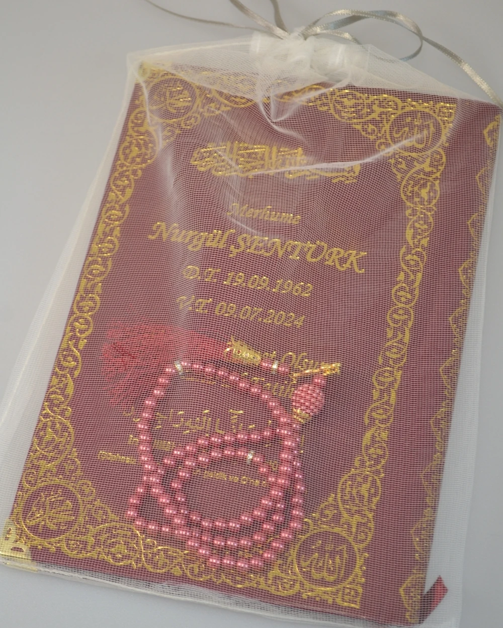 Kişiye Özel İsim Baskılı Ciltli Yasin Kitabı 80 Sayfa Orta Boy 50 Adet -Tül Keseli İnci Tesbihli Mevlüt ve Hatim Hediyesi