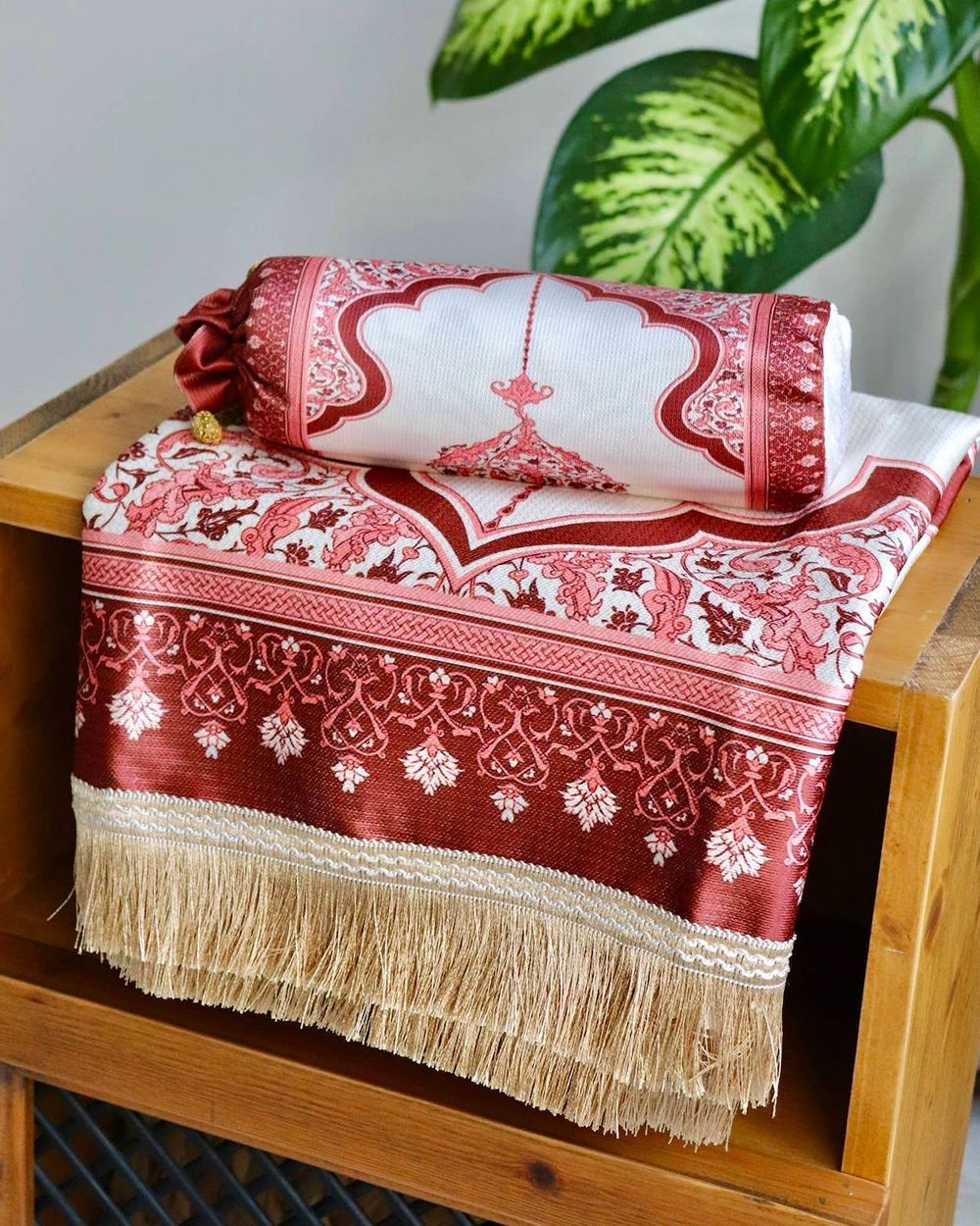 Mihrap Desenli İpek Dokulu Keseli Seccade Kırmızı Renk