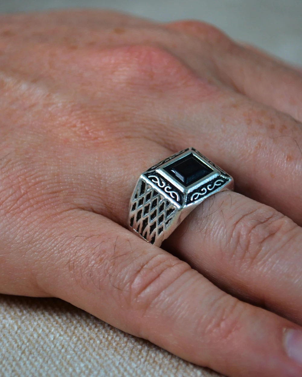 Erkek Motifli Taşlı Metal Yüzük Uzun Ömürlü; Şık Tasarım Siyah/Kahve/Kırmızı(40’lı kutu)