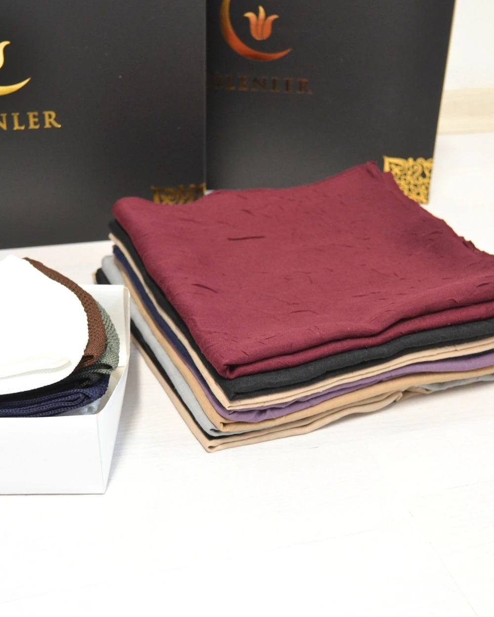 Hediyelik Umre Seti 10 Kişilik – Astarlı Kadife Seccade, Eşarp, 99’lu Kristal Tesbih, Erkek Tesbihi, Takke, Esans Özel Kutulu Lüks Set