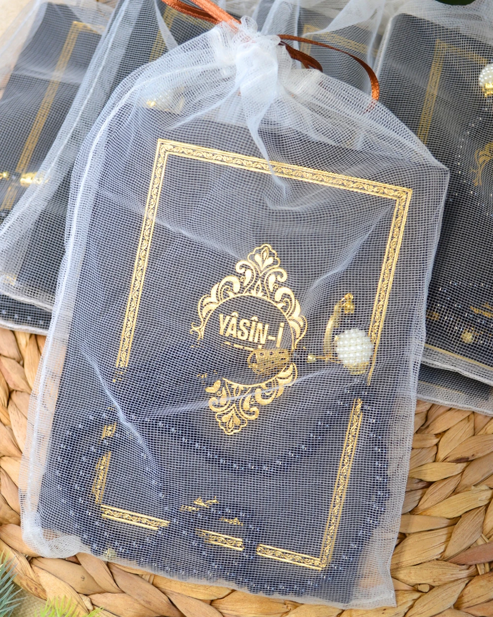 Tül Keseli İnci Tesbihli Yasin Kitabı Çanta Boy Termo Deri Kaplı Siyah 10 Adet – Arapça; Türkçe Okunuşlu ve Mealli – 128 Sayfa | Hac Umre ve Mevlit Hediyeliği