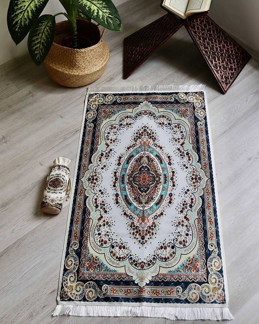 Halı Desenli İpek Dokulu Keseli Seccade Krem Renk