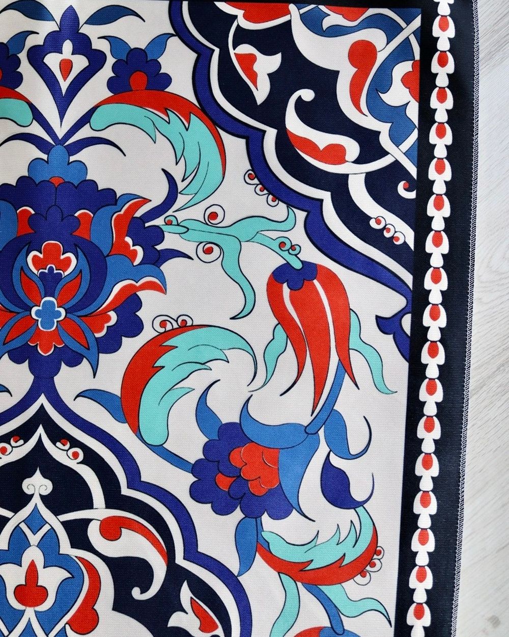 Lale Desenli İpek Dokulu Keseli Seccade Çok Renkli