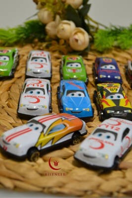 Çocuk Oyuncak  10’lu Metal Oyuncak Araba Seti – Karışık Model (Ambulans; Yarış Arabası ve Daha Fazlası)