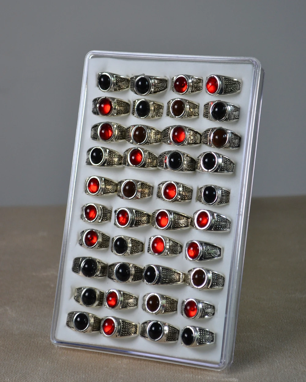 Erkek Motifli Taşlı Metal Yüzük Uzun Ömürlü; Şık Tasarım Kahve/Siyah/Kırmızı (40'lı kutu)