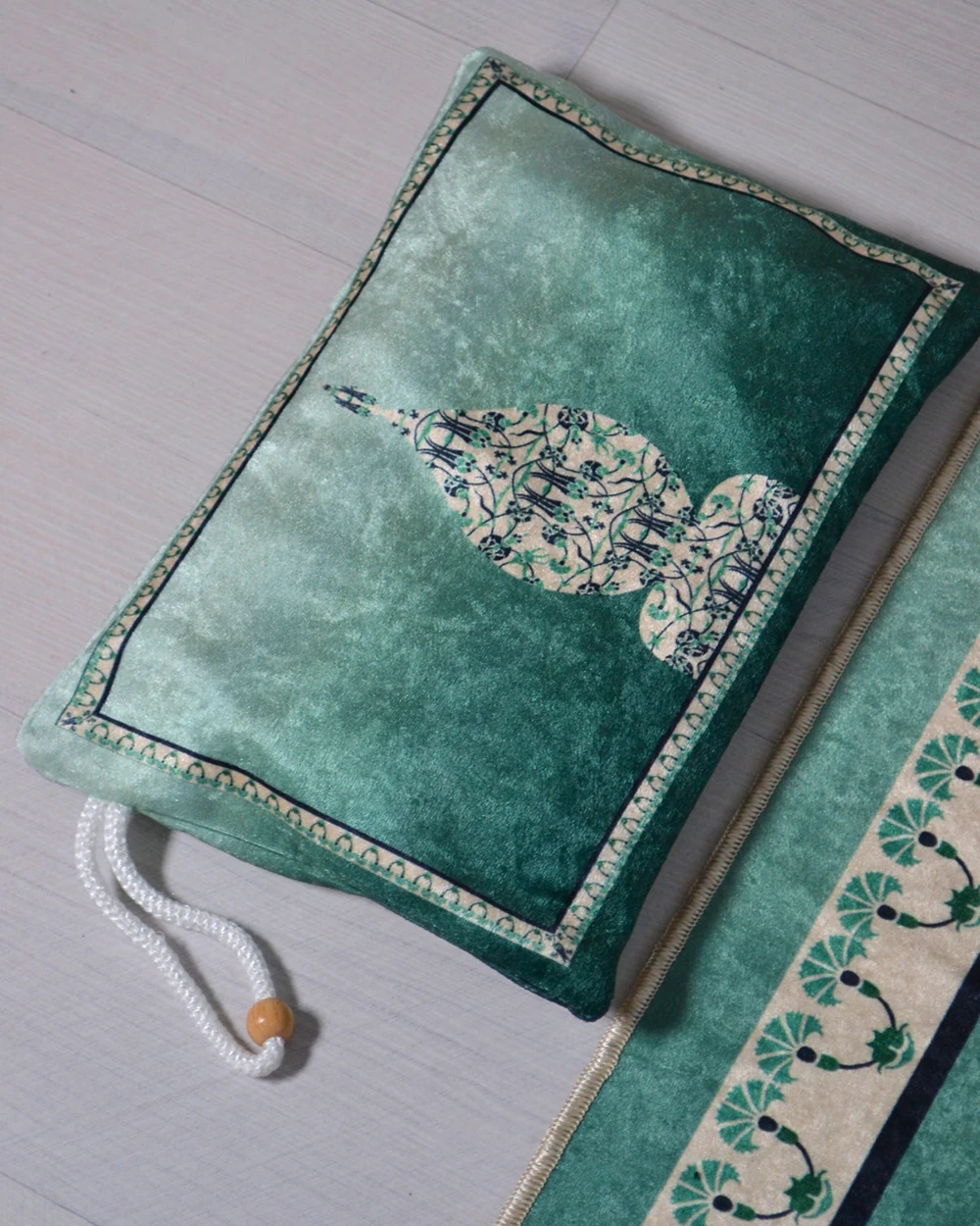 Pratik ve Taşınabilir İpek Dokulu Çantalı Seccade Yeşil