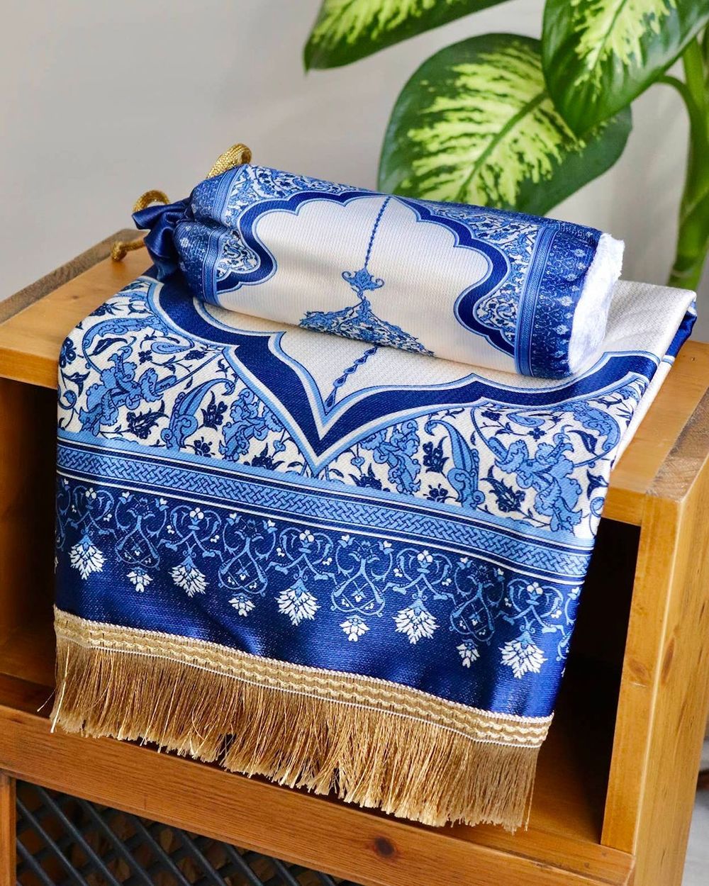 Mihrap Desenli İpek Dokulu Keseli Seccade Lacivert Renk