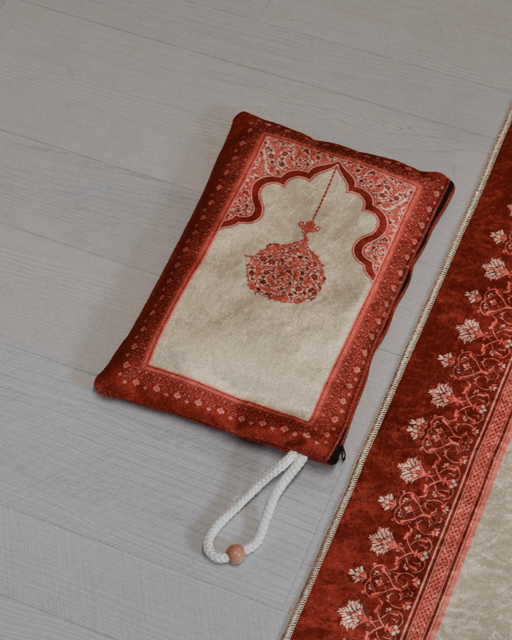 Pratik ve Taşınabilir İpek Dokulu Mihrap Desenli Çantalı Seccade Kiremit