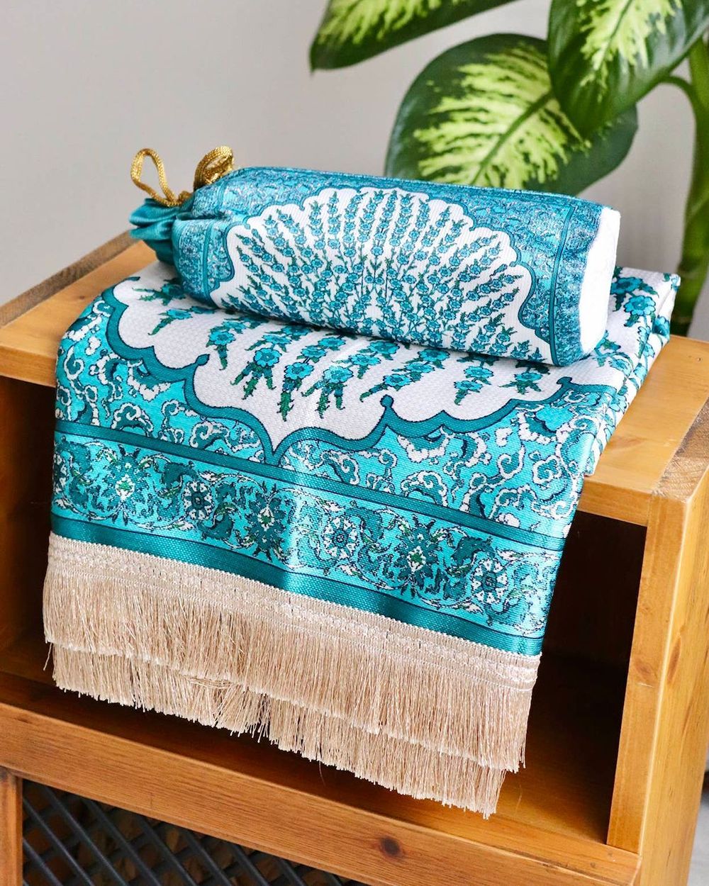 Çini Desenli İpek Dokulu Keseli Seccade Turkuaz