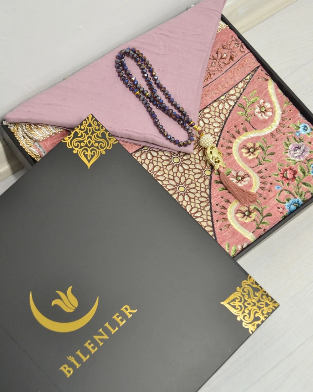 Çeyizlik Hediyelik Seccade Eşarp Tesbih Set – Kadife Astarlı Seccade, Eşarp, Kristal Tesbih Kutulu Lüks Hediye Seti