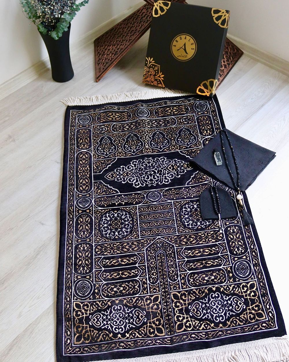 Çeyizlik Hediyelik Kabe Örtüsü Seccade Set – Astarlı Seccade, Eşarp, Kristal Tesbih, Erkek Tesbihi, Takke ve Esanslı Özel Kutulu Lüks Hediye