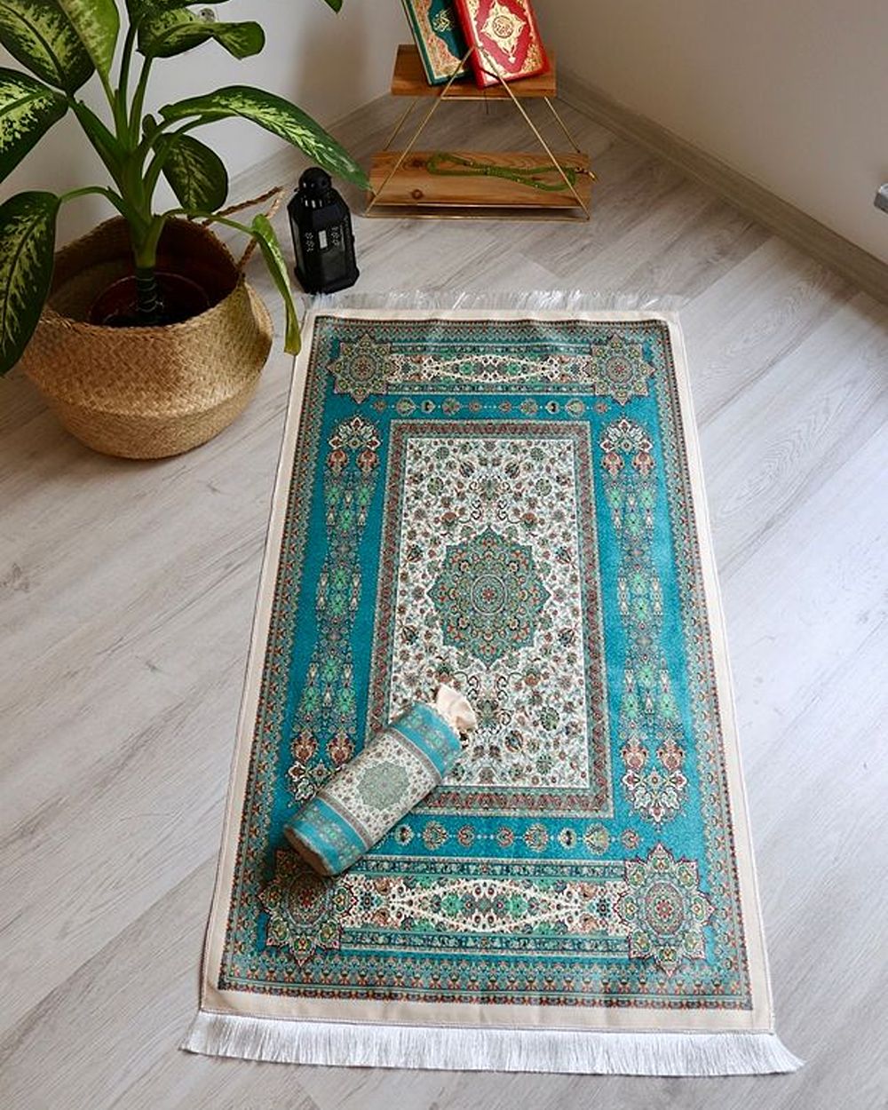 Halı Desenli İpek Dokulu Keseli Seccade Turkuaz